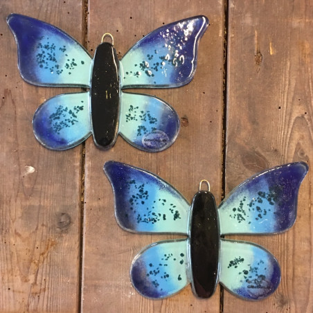 blå sommerfugl i glaskunst