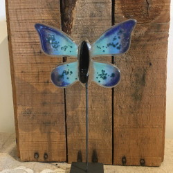Blå sommerfugl med stang i metalfod