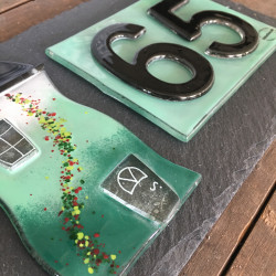husnummer i glas grøn