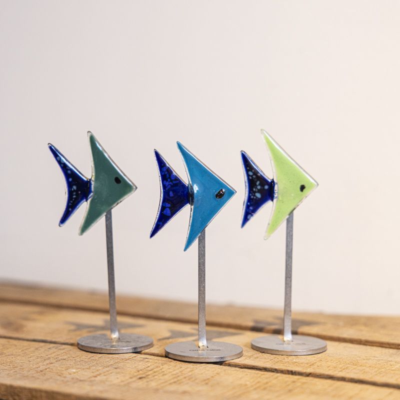 Små glasfisk i metalfod