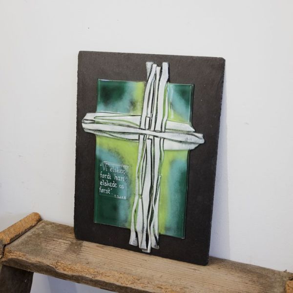 Glasbillede med kors på skifer